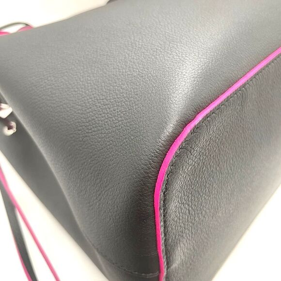 Louis Vuitton LockMe Bucket Noir Fuchsia Leather Shoulder Bag - Picture 4 of 10